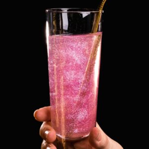 Glitrende rosa drink med EAT ME spiselig glitter fra Glitter Eco Lovers