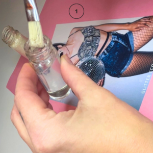 Forberedelse av DIY glitter kit til dekorering av bilder, foto og kunst