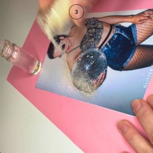 Påføring av biologisk nedbrytbart glitter på foto og kunst